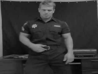 Sval atlet policejní důstojník proužky a škádlí