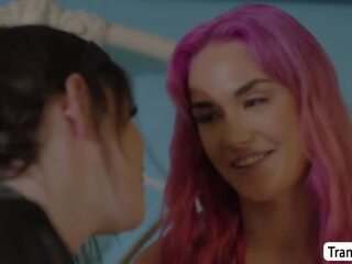 Transgender diva membiarkan merah jambu berambut steady menghisap dan perjalanan beliau shecock