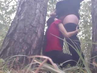 Ние hid под а дърво от на дъжд и ние имах x номинално клипс към държа топло - лесбийки illusion момичета