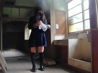 E pisët kapëse masturbim në një abandoned shkollë honoka sengoku
