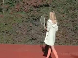 Мръсен divinity повикване момиче саша подигравателен путка с тенис racket