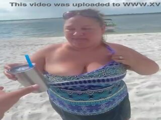 Đần độn phụ nữ đẹp lớn duca vợ nhấp nháy cô ấy to ngực trên một công khai bãi biển