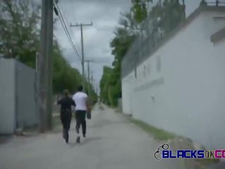 Blacks på cops utomhus offentlig x topplista video- med bystiga vit perfected babes