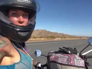 Felicity feline jāšana par aprilia tuono motorcycle