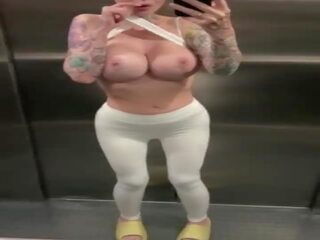Łysy kurwa kobiecy wytrysk orgazm w publiczne winda