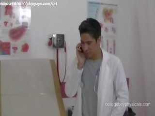 Свіжий лікарі examines любитель
