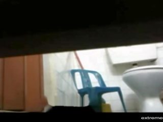 Égyptien mère washing son chatte