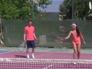 Четири начин тийнейджъри путка прецака на тенис корт